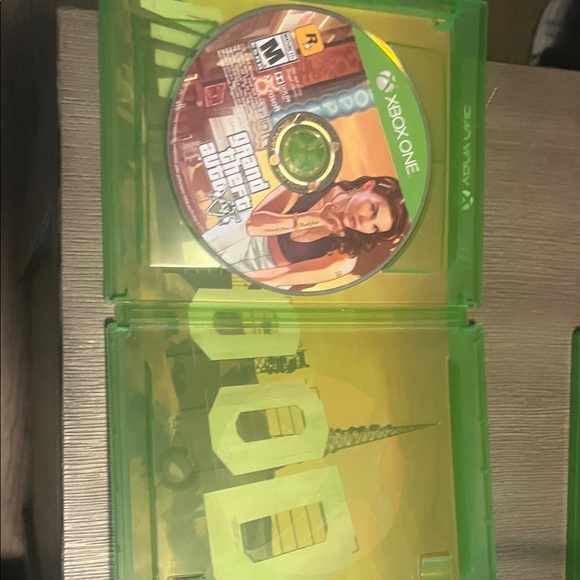 Grand Theft Auto V Premium Online Edition for Xbox One - Green Case - Picture 3 of 5